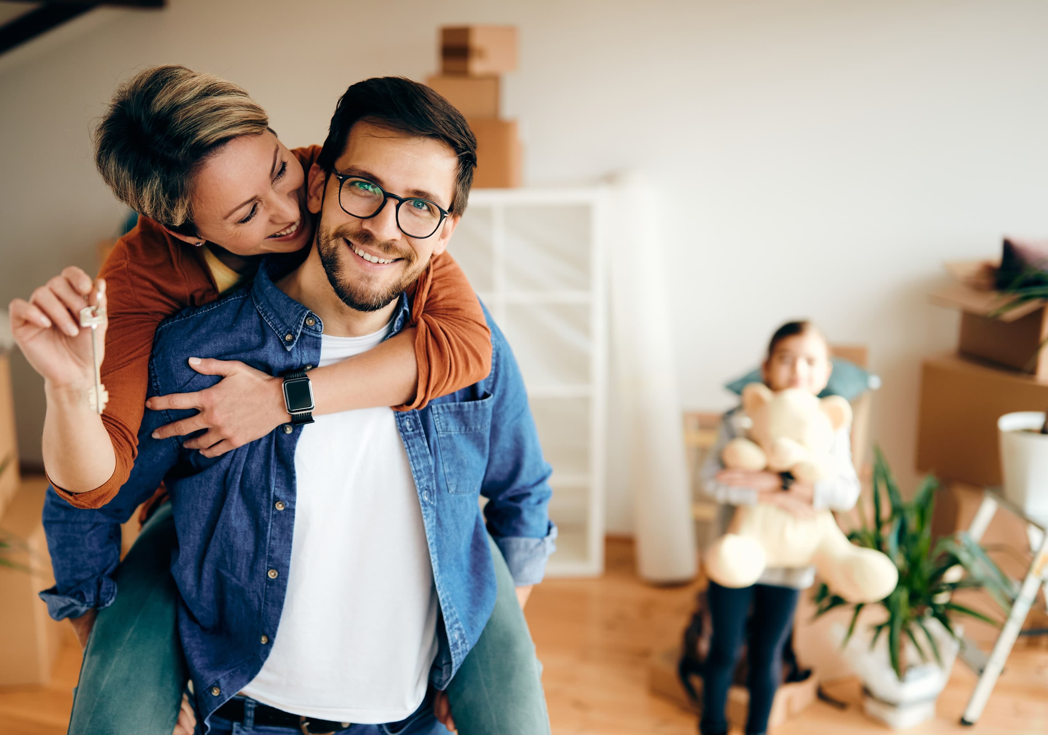 Familia feliz en su nuevo hogar